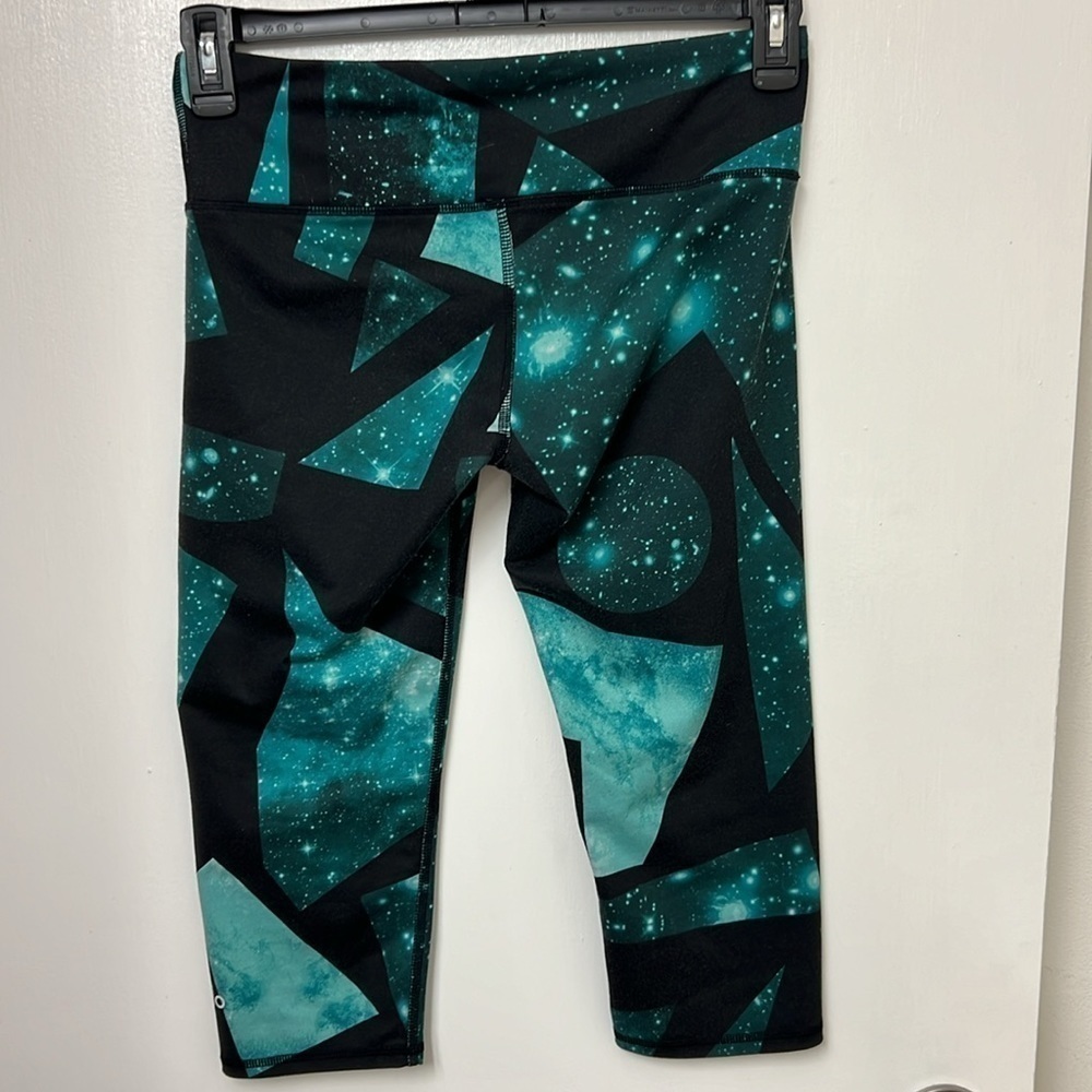 Alo crop leggings Sz S Black & Green w/white flashes, inseam 19" waist 14.5” - Picture 2 of 8